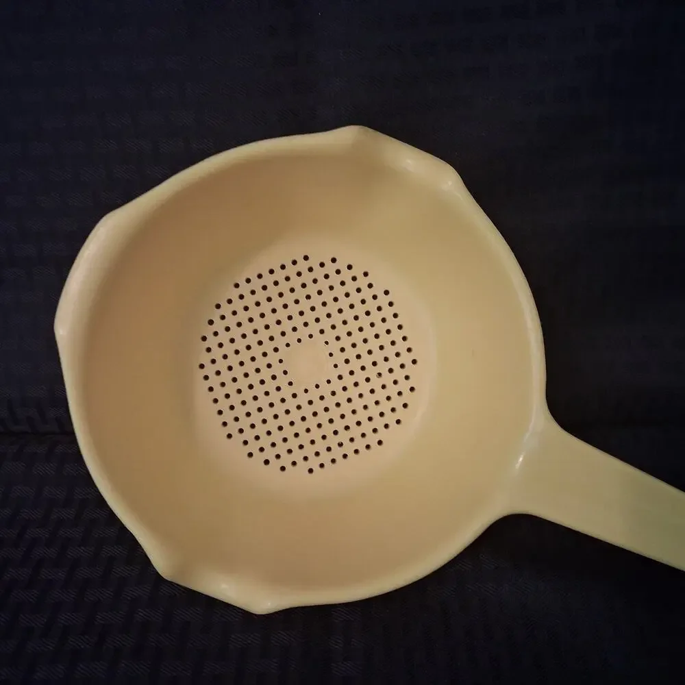 Rubbermaid #2930 1 Quart Yellow 2 Spout Strainer Colander with Handle